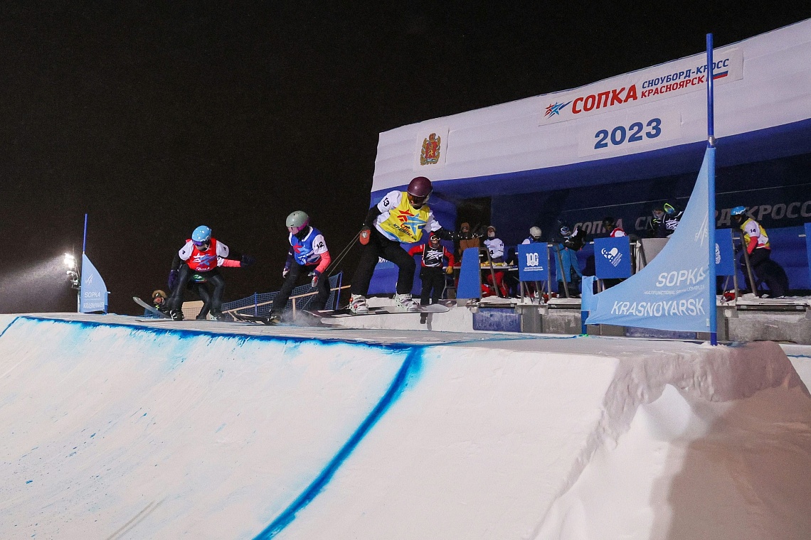 В Красноярске разыграли медали международных соревнований по сноуборду