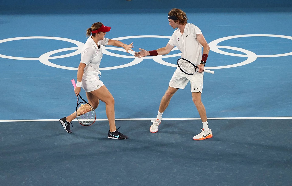 Теннисисты Павлюченкова и Рублев завоевали золото Олимпиады